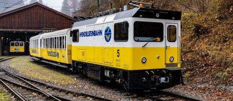 Die alten Personenwagen aus dem Jahr 1912, gezogen von der neuen Lok 5 ergibt zusammen den Nostalgie-Express, &copy; Peter Hofmann