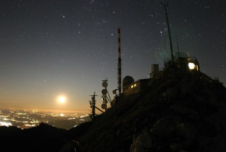 Die Sternwarte am Wendelsteingipfel bei Nacht mit Blick Richtung Chiemsee, &copy; Carolin Baumann