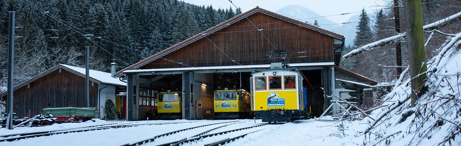 Die Wagenhalle der Wendelstein-Zahnradbahn an der Sudelfeldstraße, © Chiemgau Tourismus, fiftyseven.art