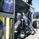 Rollstuhlfahrer gelangen mühelos in die Seilbahnkabine, © Urs Golling, Alpenregion Tegernsee Schliersee