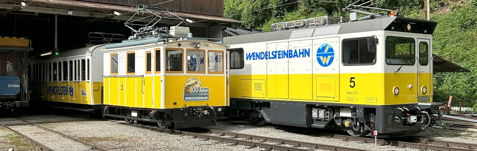 Alte und neue Lok der Wendelsteinbahn mit Wagenhalle, &copy; Florian Vogt