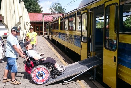 Mittels Rampe und Begleitperson gelangen Rollstuhlfahrer in die Zahnradbahn, &copy; Zai&szlig;erer