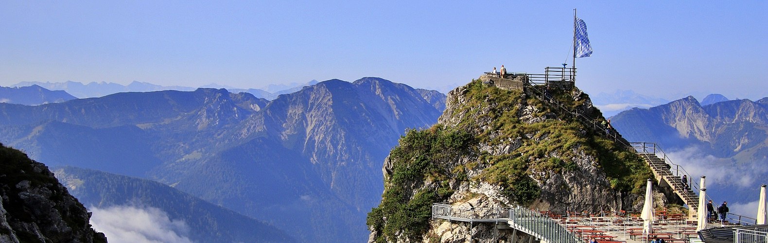 Aussichtskanzel Gacher Blick mit corona-bestuhlter Bergterrasse, &copy; Claudia Hinz