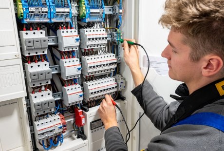 Arbeiten am Sicherungskasten, &copy; P. Hofmann