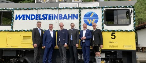 v.l. Landrat Otto Lederer, Staatsminister Christian Bernreiter, Dr. Dietrich Gemmel (Vorstand Lechwerke AG), Florian Vogt (Gesch&auml;ftsf&uuml;hrer der Wendelsteinbahn), MdL Klaus St&ouml;ttner als tourismuspolitischer Sprecher der CSU-Fraktion, B&uuml;rgermeister Jokisch
