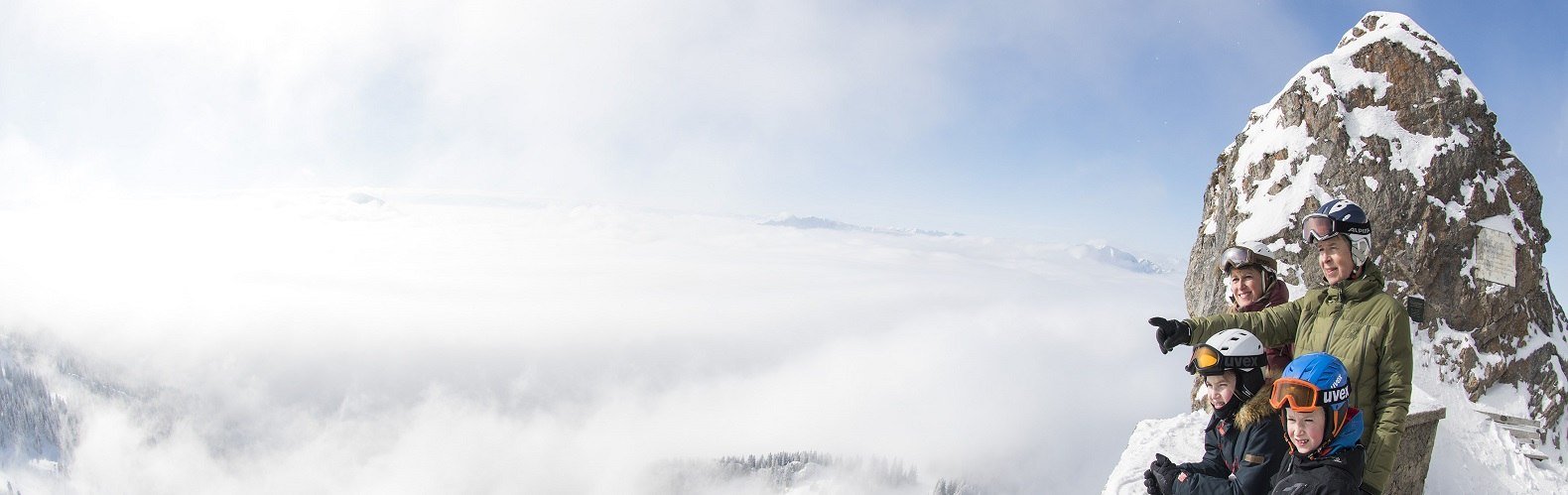 Winterlicher Familienausflug am Wendelstein, im Hintergrund die sog. Schwaigerwand, © Michael Namberger