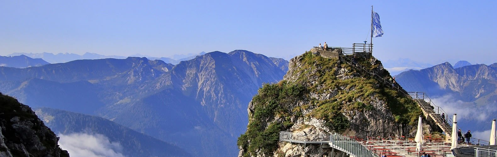 Aussichtskanzel Gacher Blick mit corona-bestuhlter Bergterrasse, &copy; Claudia Hinz