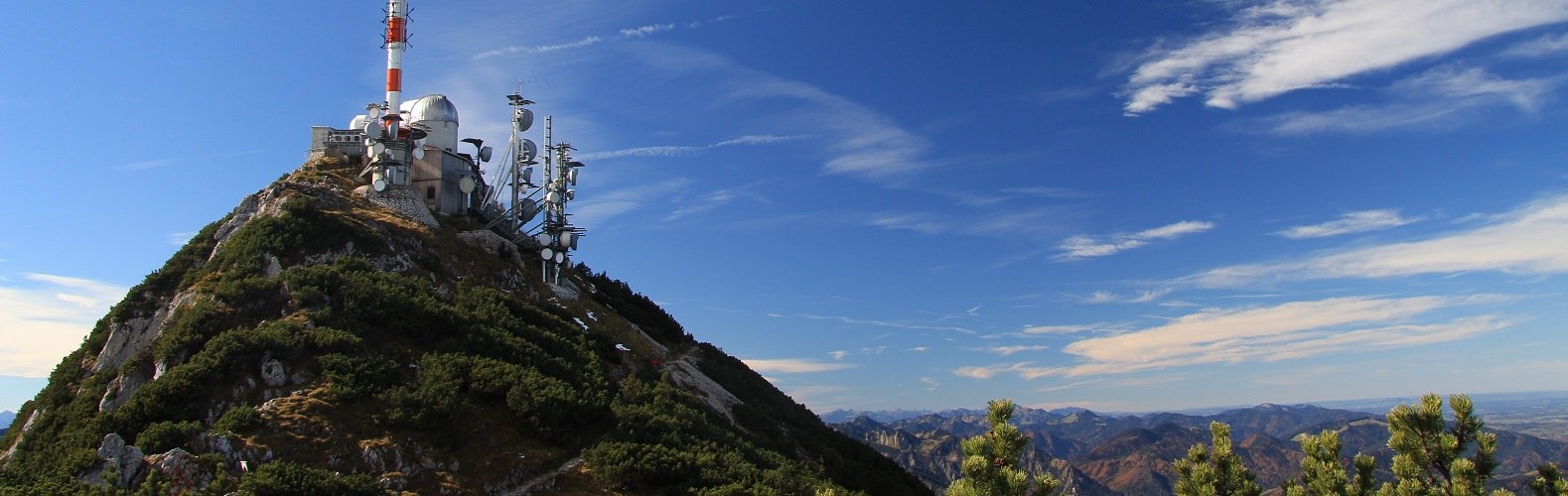 Technische Anlagen am Wendelstein, fotografiert vom Ostgipfel, &copy; Claudia Hinz