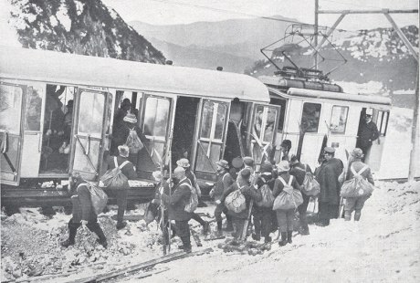 Skifahrer im Jahr 1912 an einer provisorischen Haltestelle der Wendelsteinbahn, &copy; Archiv der Wendelsteinbahn GmbH