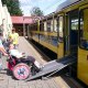 Mittels Rampe und Begleitperson gelangen Rollstuhlfahrer in die Zahnradbahn, &copy; Zai&szlig;erer